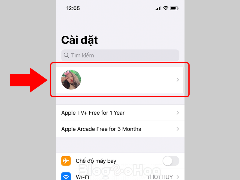 Vào Cài đặt và chọn vào tài khoản trên iPhone Vào Cài đặt và chọn vào tài khoản trên iPhone